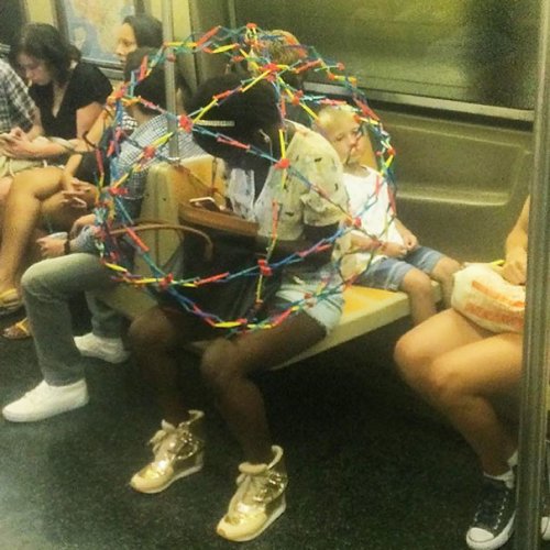 Странные и необычные пассажиры в метро (34 фото)