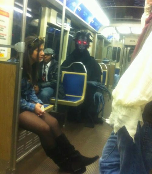 Странные и необычные пассажиры в метро (34 фото)