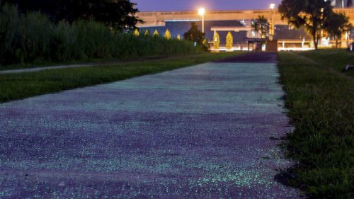 В Сингапуре тестируют светящуюся в темноте дорожку (7 фото)