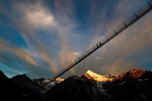В Швейцарии построили самый длинный пешеходный подвесной мост в мире (6 фото)