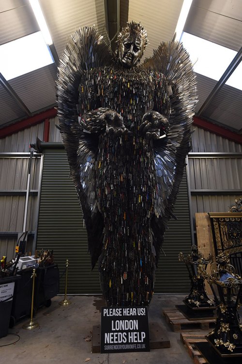 Скульптура ангела из 100 тысяч ножей (9 фото)