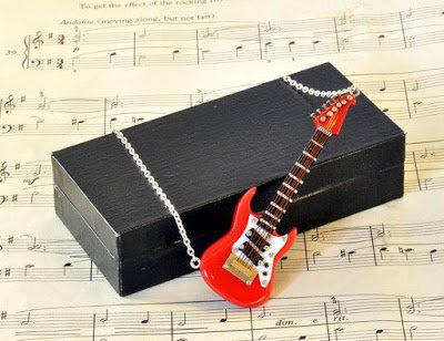 Идеальные подарки для любителей гитарной музыки (18 фото)