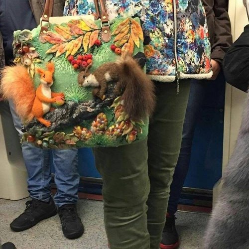 Модники и модницы в метро (17 фото)
