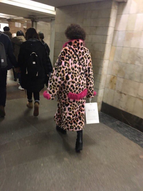 Модники и модницы в метро (17 фото)