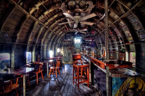 Уникальный бар в заброшенном самолёте ЦРУ (9 фото)