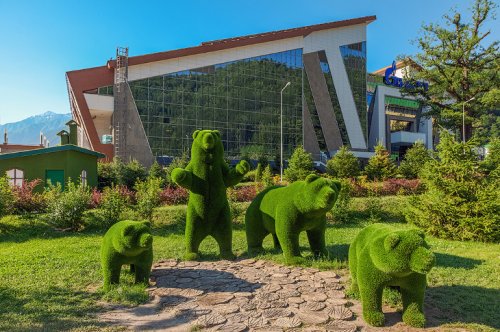 Потрясающие топиарные фигуры в парке "Зелёная планета" в Сочи (15 фото)