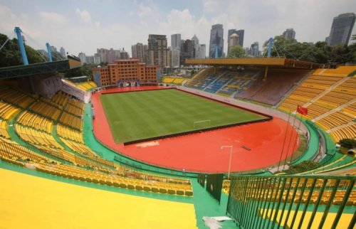 Перекрасив домашний стадион на удачу, китайская футбольная команда стала выигрывать (3 фото)