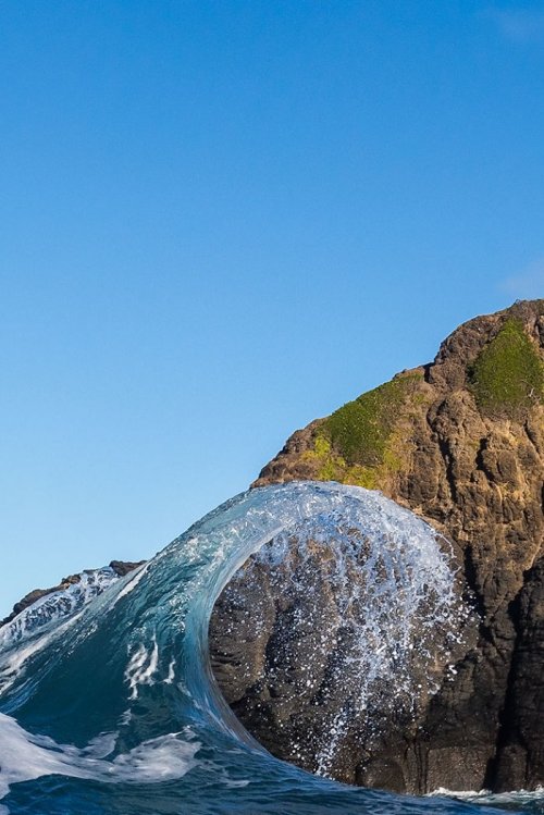 Фотограф проводит часы на море, чтобы запечатлеть его красоту (11 фото)