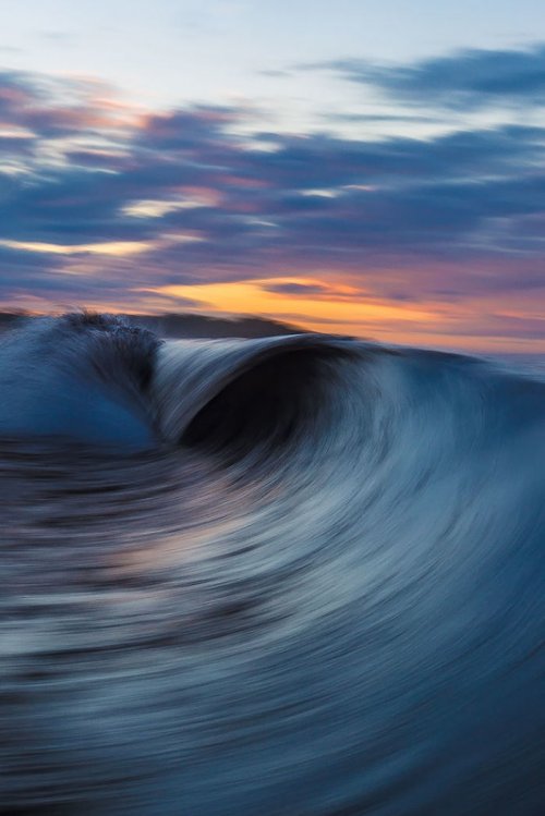 Фотограф проводит часы на море, чтобы запечатлеть его красоту (11 фото)