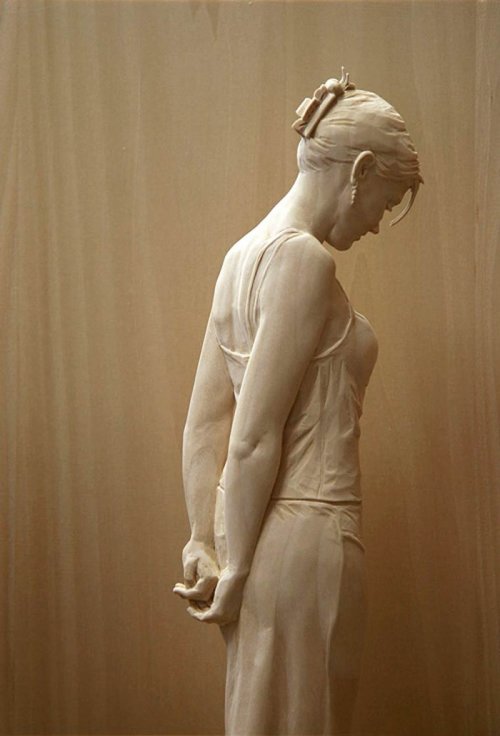 Реалистичные скульптуры людей, вырезанные художником Петером Деметцом из дерева (17 фото)