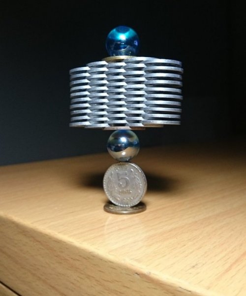 Невероятные конструкции из монет, бросающие вызов гравитации (14 фото)
