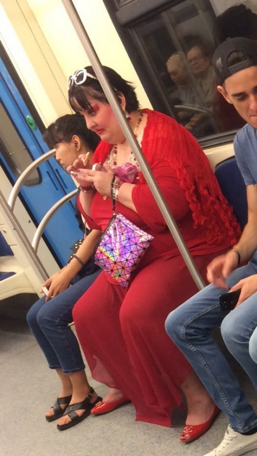 Модники и модницы в метро (15 фото)