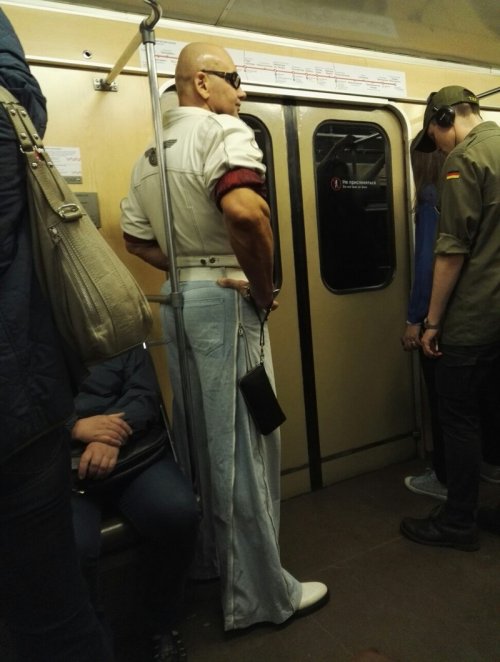 Модники и модницы в метро (15 фото)