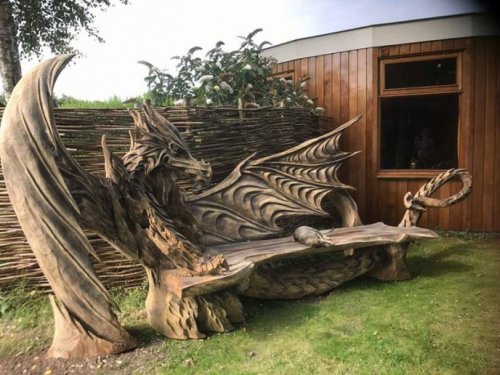 Драконья лавка, вырезанная из дерева с помощью бензопилы (6 фото)