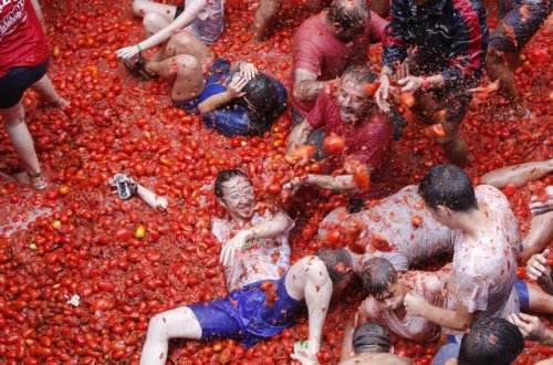В Испании прошла ежегодная битва помидорами La Tomatina 2017 (30 фото)