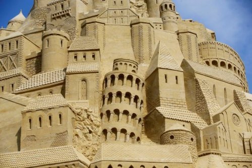 В немецком городе Дуйсбург построили самый большой в мире замок из песка (8 фото)