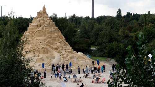 В немецком городе Дуйсбург построили самый большой в мире замок из песка (8 фото)