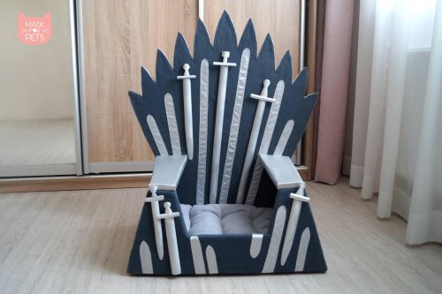 Кровать "Железный трон", перед которой не устоит ни одна кошка (6 фото)