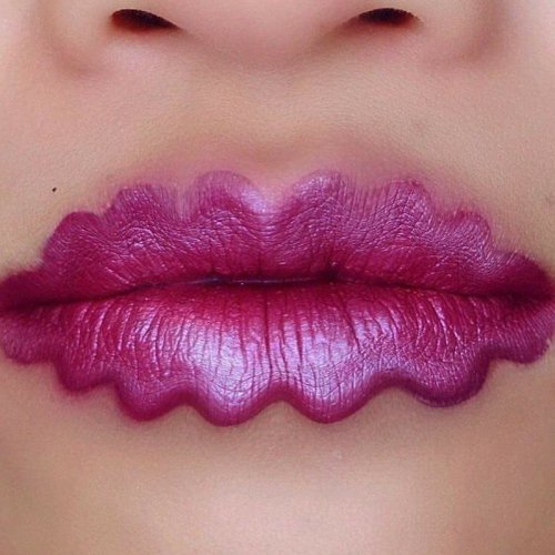 Новый модный тренд в макияже: волнистые губы и брови (18 фото)