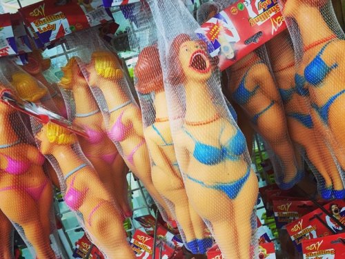 Приколы и маразмы в магазинах: странные и жуткие игрушки (17 фото)