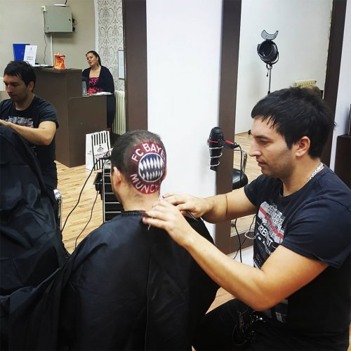 Сербский цирюльник Марио Хвала выстригает портреты знаменитостей на головах клиентов (13 фото)