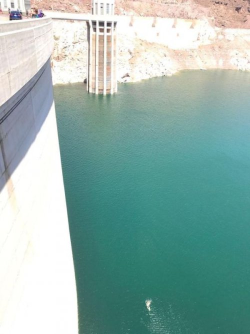 Нетрезвый британец переплыл водохранилище у плотины Гувера, случайно установив мировой рекорд (6 фото)
