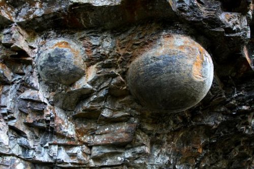 Загадочная китайская скала откладывает каменные яйца каждые 30 лет (6 фото + видео)