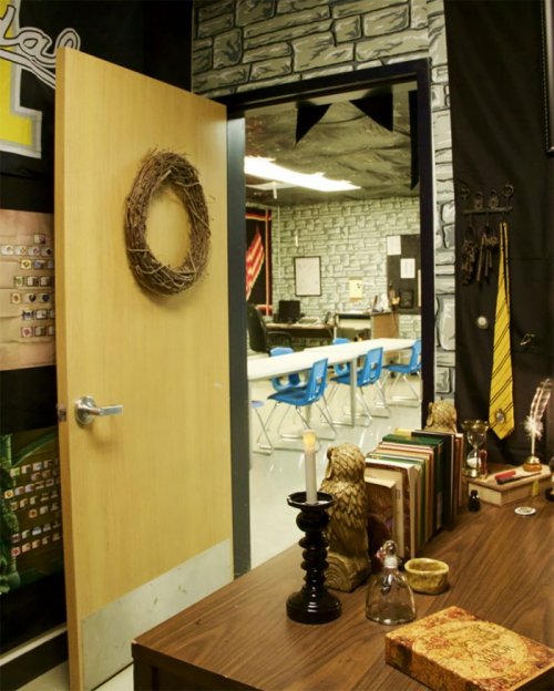 Креативный педагог превратил классную комнату в Хогвартс (18 фото)