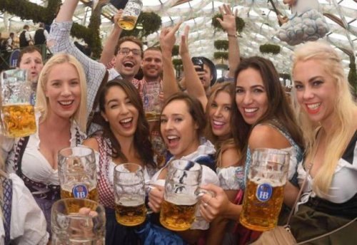 Пиво и девушки на фестивале Октоберфест-2017 (29 фото)