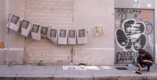Дизайнер придаёт одежде уникальность, отпечатывая на ней рисунки крышек люков европейских городов (16 фото)