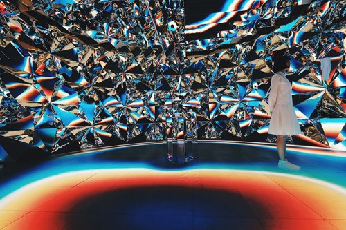 Сверкающая инсталляция, создающая ощущение, будто находишься внутри бриллианта (8 фото)