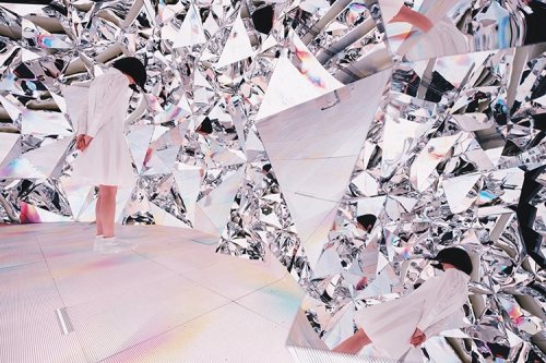 Сверкающая инсталляция, создающая ощущение, будто находишься внутри бриллианта (8 фото)
