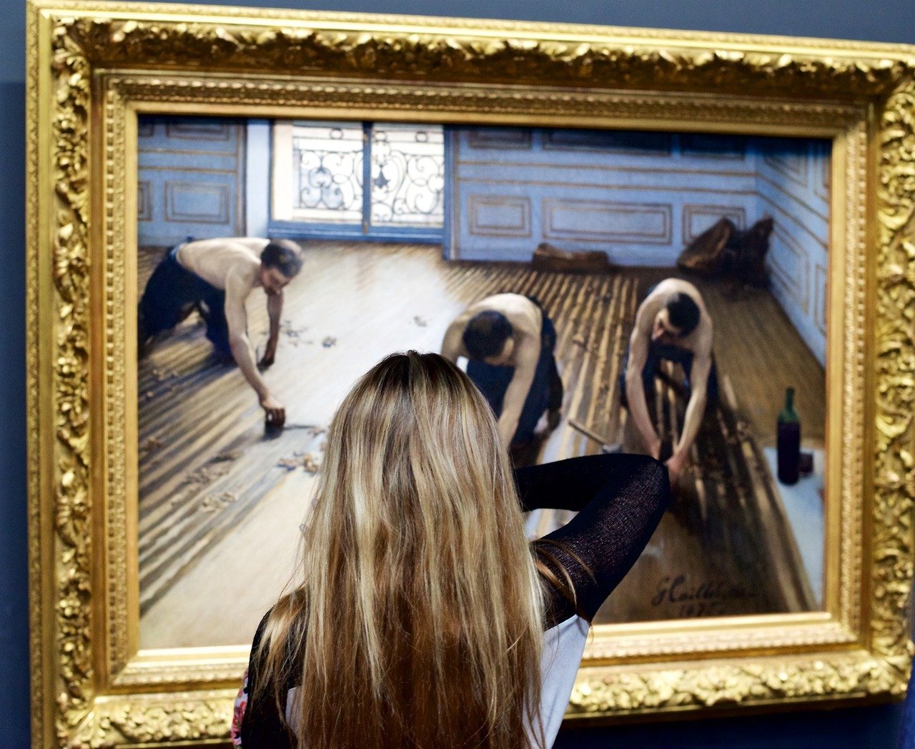 Человек рассматривает картину. Картина в музее. Девушка перед картиной. Фотосессия в картинной галерее. Красивая девушка в музее.
