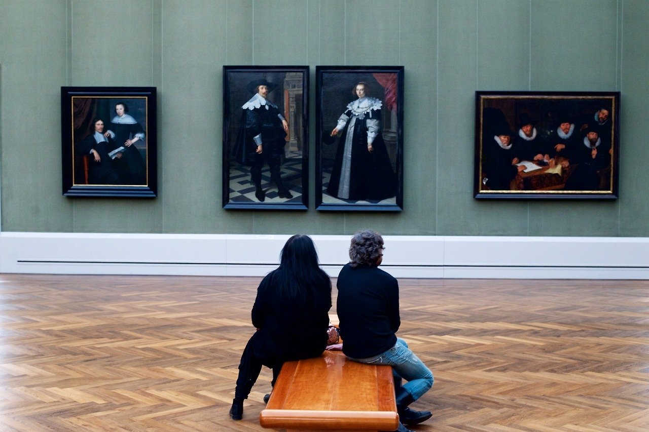 Человек рассматривает картину. Люди в галерее. Посетители картинной галереи. Картина в музее. Посетитель музея.