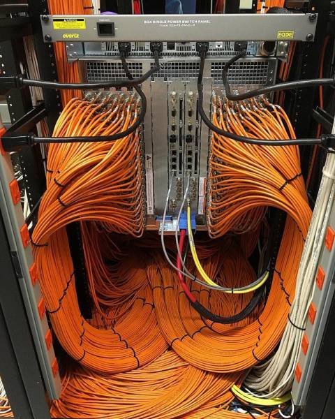 Укладка кабелей от настоящих перфекционистов (17 фото)