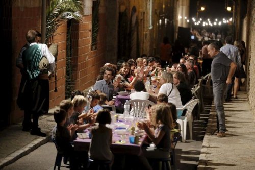 Каждый год целый городок закрывается, чтобы принять участие в совместном ужине прямо посреди улиц (7 фото)