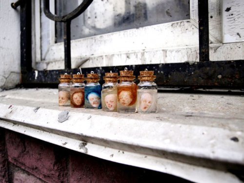 Жуткие кулоны с головами в банках от художницы Полины Вербицкой (8 фото)