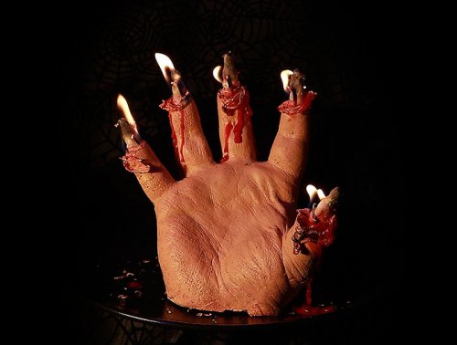 Жуткие свечи в виде отрубленных рук, из которых сочится красный воск-"кровь" (6 фото)