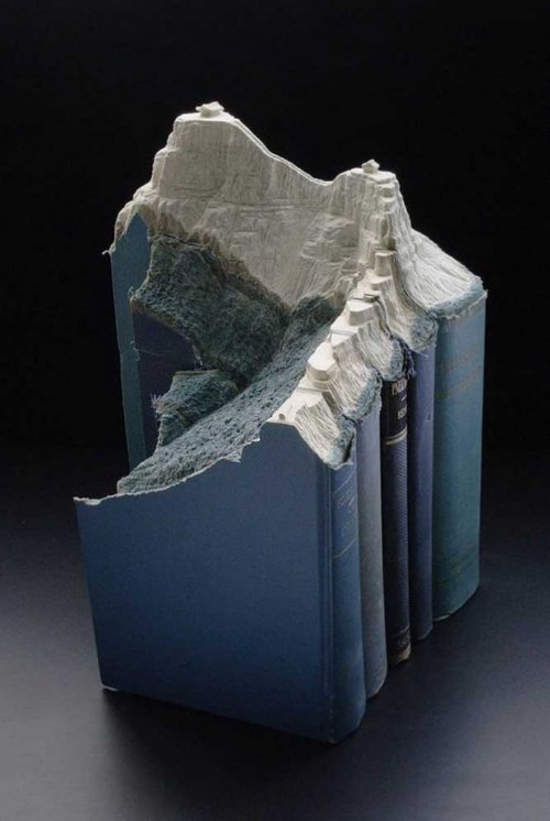 Невероятные скульптуры, имитирующие ландшафты, созданные из книг (9 фото)