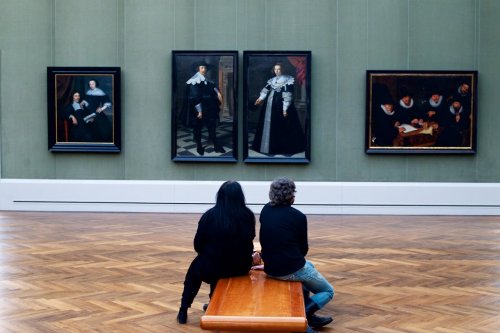 Посетители музеев, органично выглядящие на фоне картин (15 фото)