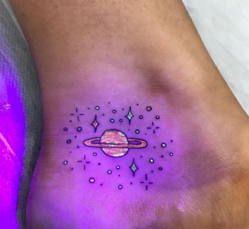 Флюоресцирующие татуировки тату-художницы Тукой Ойи (8 фото)