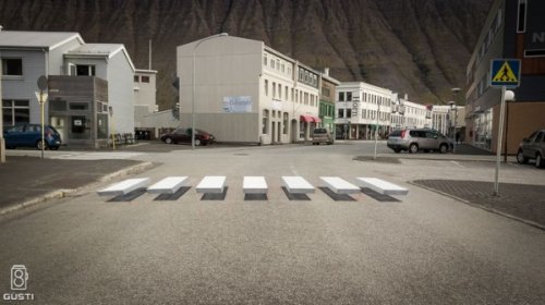 В Исландии на одном из перекрёстков появилась 3D-"зебра" (6 фото)