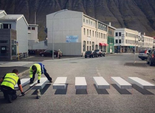 В Исландии на одном из перекрёстков появилась 3D-"зебра" (6 фото)