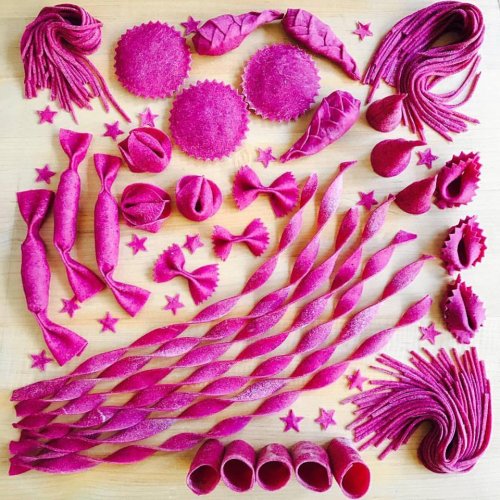 Художница готовит разноцветную пасту из натуральных ингредиентов и воспроизводит известные картины (25 фото)
