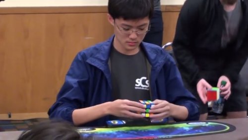 Парень из Кореи установил новый мировой рекорд по сборке кубика Рубика