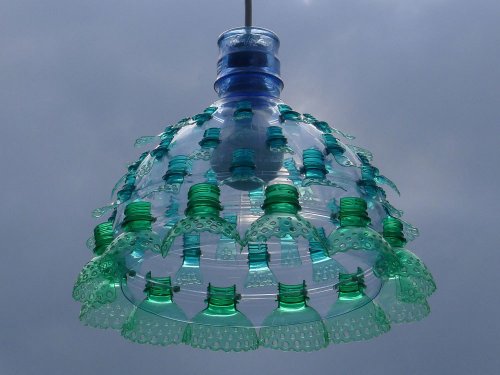 Люстры из пластиковых ПЭТ-бутылок, созданные художницей Вероникой Рихтеровой (8 фото)