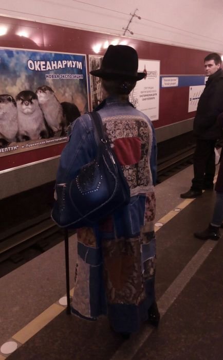 Модники и модницы в метро (22 фото)
