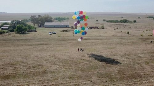 Парень пролетел 25 километров на связке из 100 шаров с гелием (4 фото + видео)