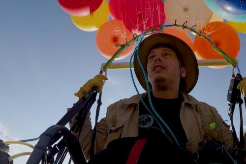 Парень пролетел 25 километров на связке из 100 шаров с гелием (4 фото + видео)