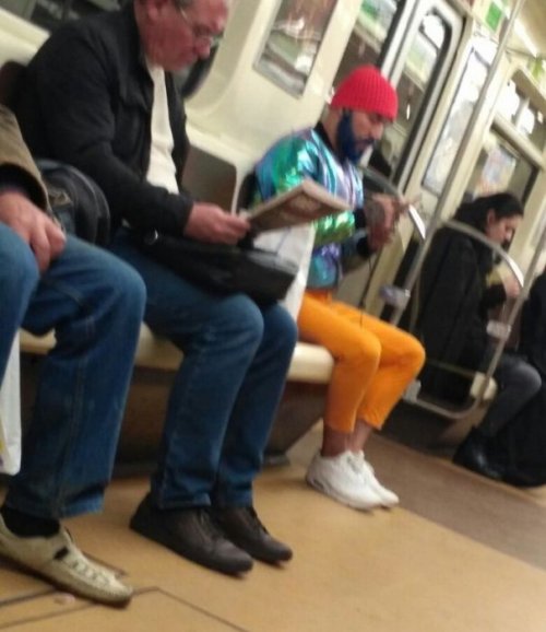 Модники и модницы в метро (22 фото)